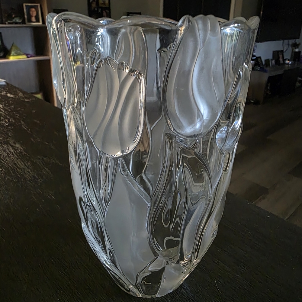 Mikasa Tulips Satin Frosted/Clear Embossed Crystal Flower Vase. 